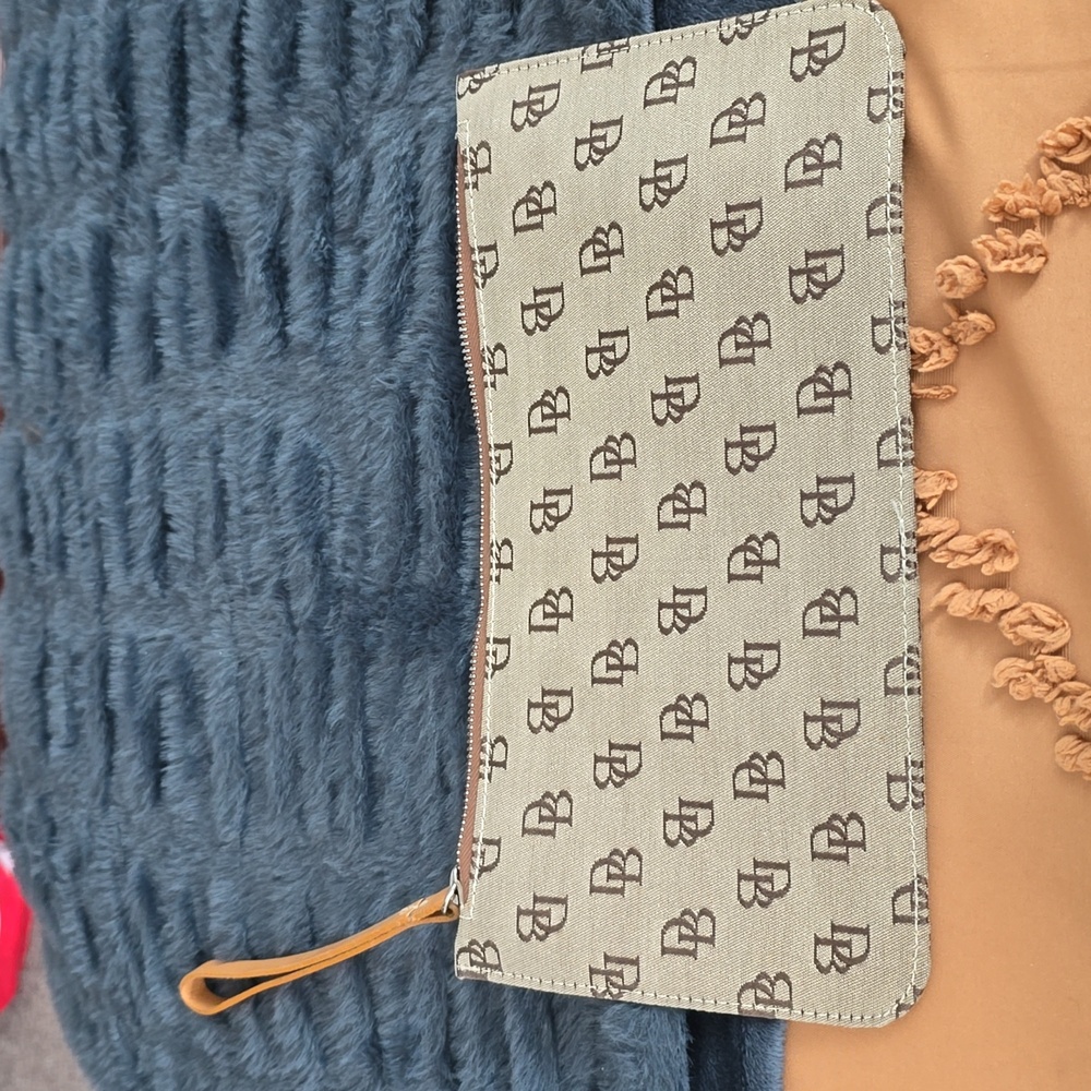 Euc dooney and bourke wristlet